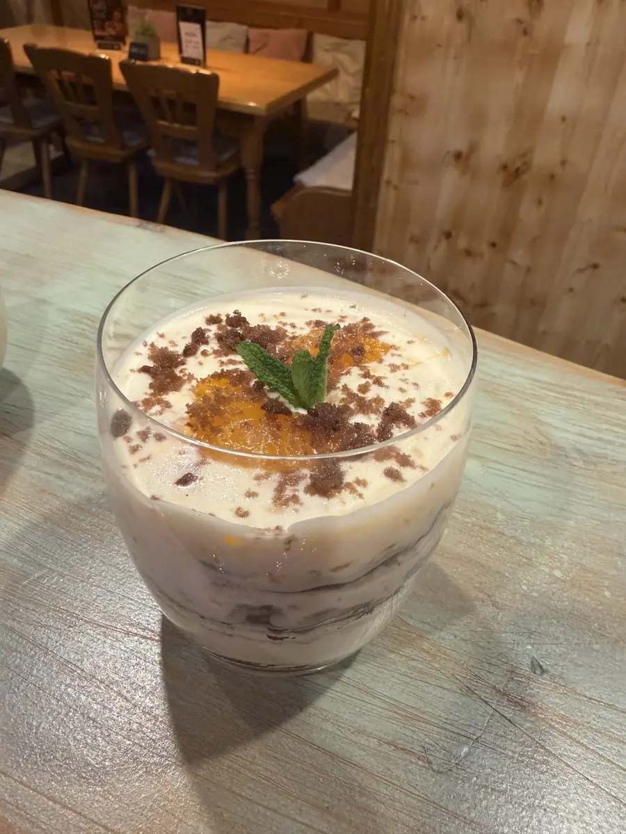 Hausgemachtes Mandarinen-Dessert im Glas im Café Bistro 21
