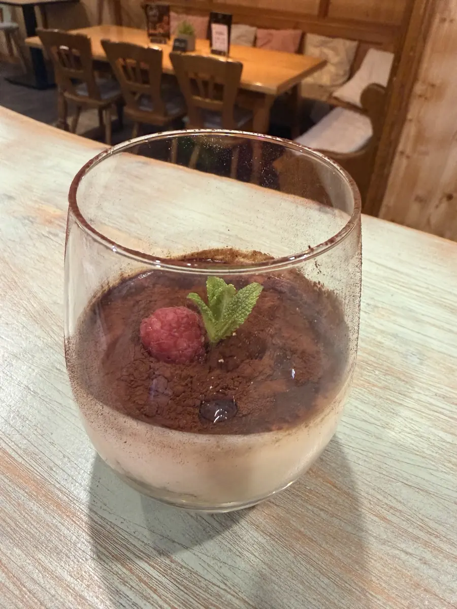 Hausgemachtes Nougat-Beeren-Dessert im Glas im Café Bistro 21