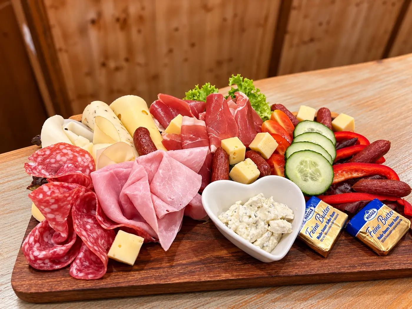 Herzhafte Frühstücksplatte mit Käse und Wurst im Bistro 21 Lichtenfels