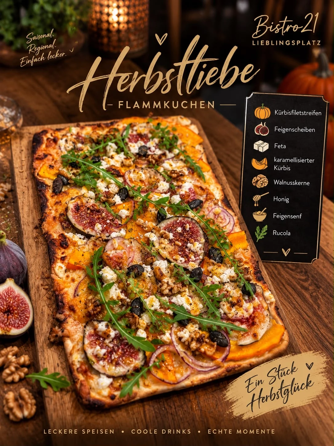 Flammkuchen Herbstliebe mit Kürbis, Feigen, Feta, Walnüssen und Rucola auf einem Holzbrett; herbstliches Bistro21-Motiv mit Zutatenübersicht